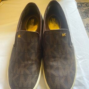 MK -MICHAEL KORS Keaton Snickers!